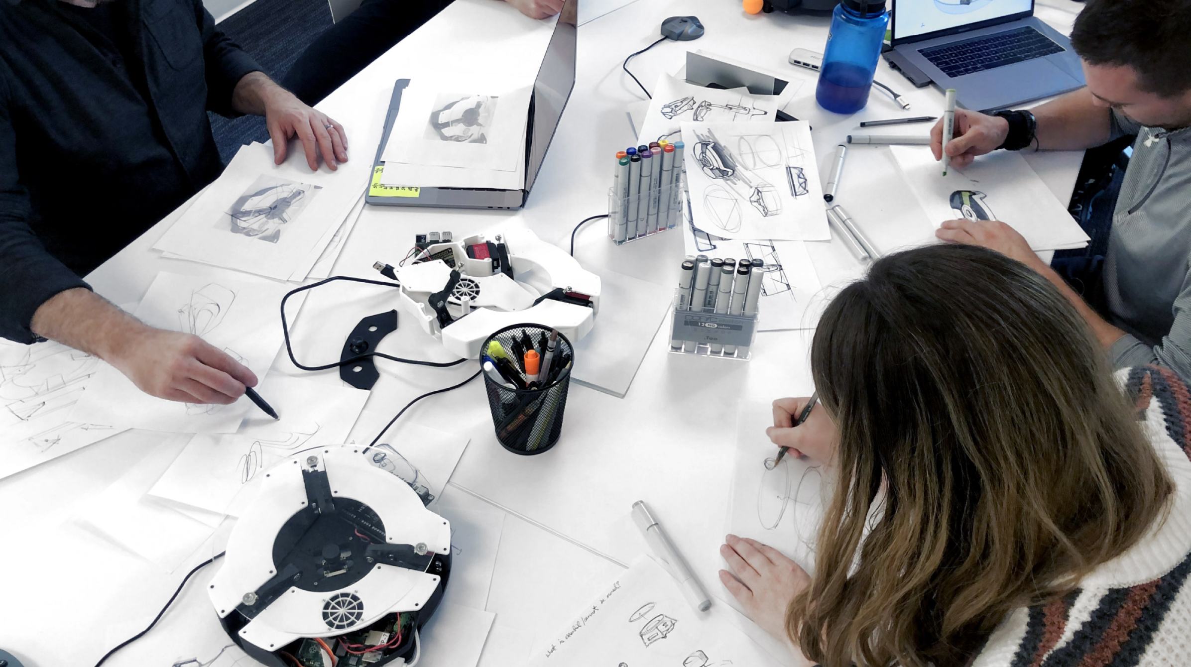 Sesión de diseño y hardware en el taller